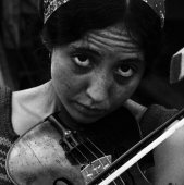 Portrait of Maria (D\'Amato) Muldaur, with her fiddle, at the Newport Folk Festival in July 1964